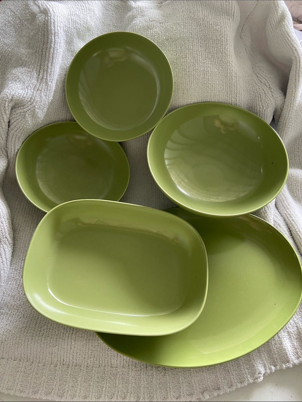 Green Melamine Dinnerware Set - 5 Piece Home Dining Collection